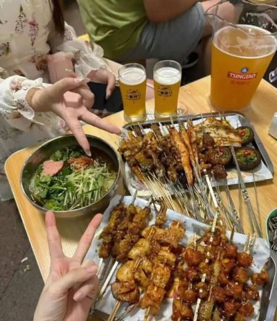 热搜上令人窒息的“母女吃牛肉面一幕”，精神穷人可怕的三观