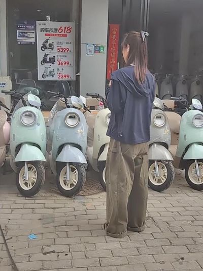 “你女儿被舍友忽悠瘸了”，母亲吐槽非要买四人电动车，被过来人拆穿
