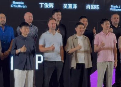 斯诺克武汉公开赛合影：丁俊晖与特鲁姆普互让C位，赵心童竖起大拇指