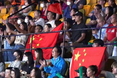拒唱国歌!中国香港女排想干啥?跟日本队抢着合影,教练透露立场