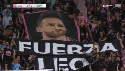 给予支持！球迷在看台拉起梅西tifo，配西语文字：力量，里奥