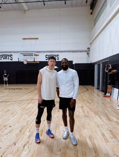 下赛季化身青岛闪电侠?段昂君晒与韦德的合照:💪🏀