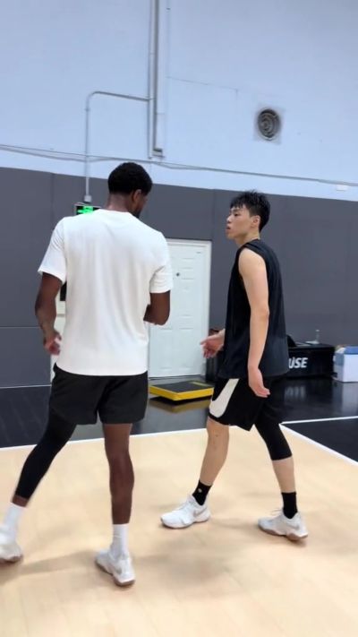 干货满满!乔治对北控男篮球员江林俊进行了一对一的指导