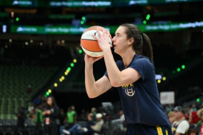 克拉克突破被防守撞到裁判身上吃T面临禁赛 WNBA赛后迅速核查取消