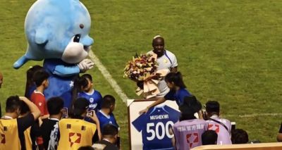 致敬，大连鲲城为穆谢奎颁发职业生涯500场里程碑纪念球衣