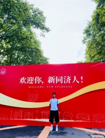 辽宁铁人后卫张洪福到同济大学报到，母亲晒照：你好，新同济人