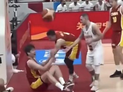 中国男球迷扔球砸杨瀚森！被10名保安架出场奋力挣扎 难逃行政拘留