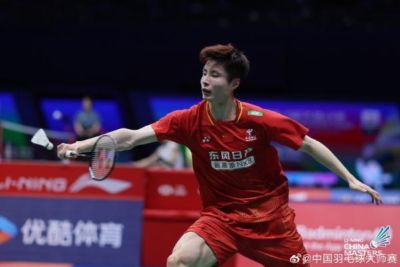 石宇奇0-2不敌骆建佑，遭遇中国羽毛球大师赛一轮游
