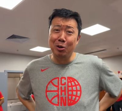 男篮更衣室现有趣一幕！王治郅对着赵继伟询问传球，又慌又震惊！