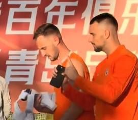 记者：海牛队两名塞尔维亚外援本周六能否复出目前仍是未知数