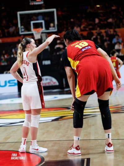 你好高！FIBA官方晒照：1米83的佩吉和2米23的张子宇