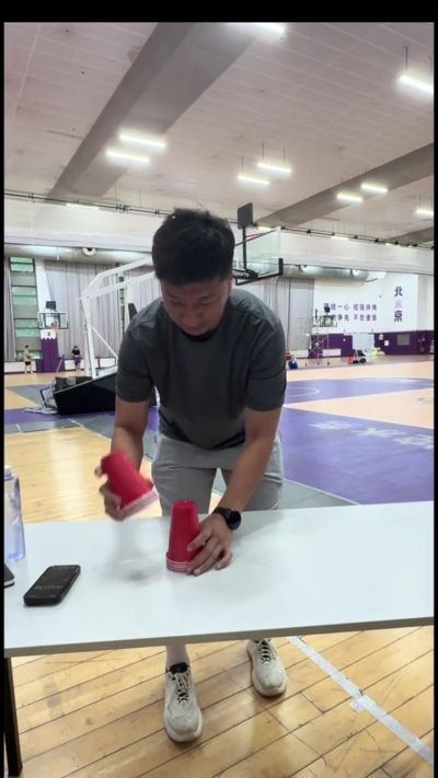 来自北控男篮课间休息的叠杯子竞速赛 猜猜谁最快