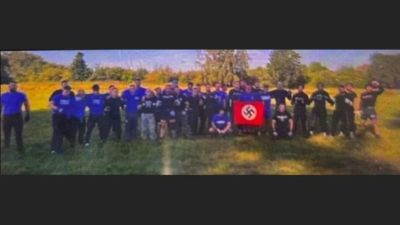 罗斯托克球迷在热身赛期间打出万字旗，德国国家安全部门介入调查