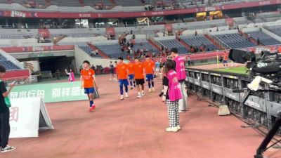 泰山球员赛后谢场球迷歌声不止，全队在北看台前停留与球迷互动