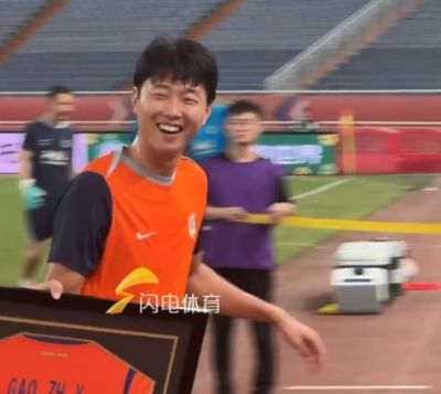 笑得太开心！高准翼赛前获中超出场200场纪念球衣