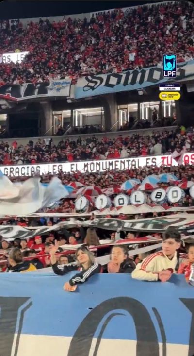 河床主场展示TIFO、横幅致敬梅西，第10分钟全场鼓掌