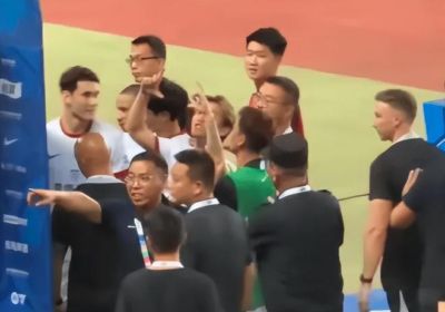 河南球迷也举报了！韦世豪向看台手比圆形，嘴里疑似说“偷XX”