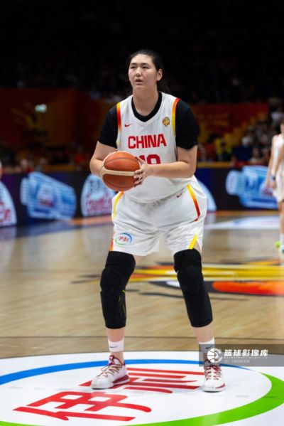 解说：女篮上半场发挥上佳 收官上李缘拖沓 张子宇弱侧配置可优化