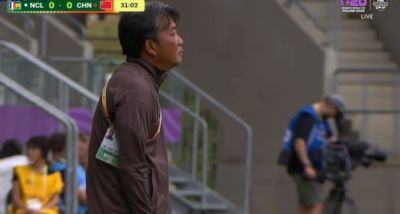 中国女足U20屡失良机，主教练王军神情严肃