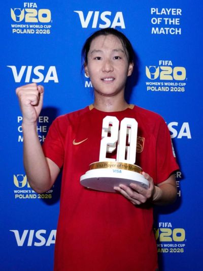 客串中锋并戴帽，黄嘉欣当选中国U20女足首战全场最佳球员
