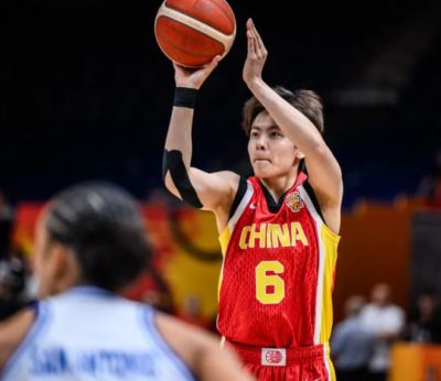 中国女篮历史首人！杨舒予15+11尖刀变超巨 关键两罚力证大心脏