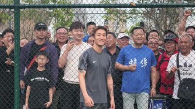 韦世豪现身徽青赛，现场为蚌埠队助威并与球迷们合影