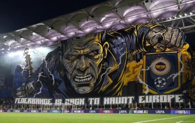 霸气！费内巴切主场展示弗兰肯斯坦TIFO：我们重返欧战威震欧洲