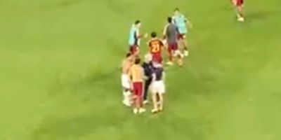 加斯佩里尼赛后与格林伍德拥抱，后者今夏曾很接近加盟罗马