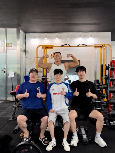 [流言板]健身教练分享与Delight、Kanavi合照：即使是休假也不忘健身