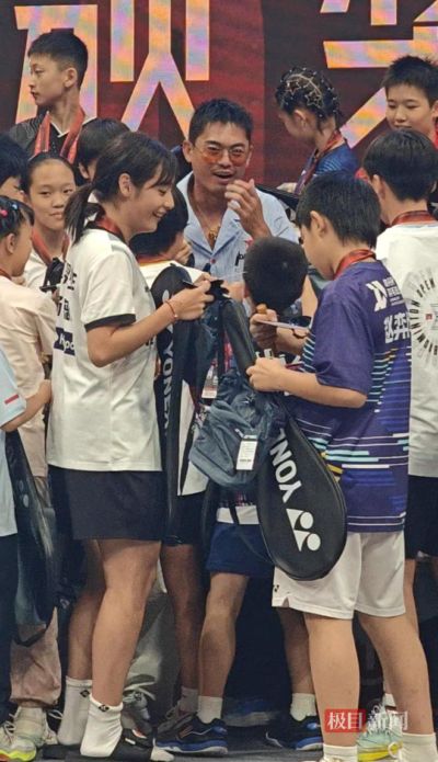 林丹现身西安为羽毛球员颁奖，被大批小球迷围住签名摇头苦笑，点赞现在选手水平比他所在的年代高