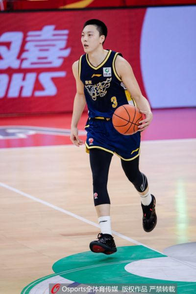 媒体人：宏远抵达青岛准备体测 胡明轩&amp;崔永熙&amp;焦泊乔&amp;杨腾飞免测