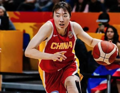 中国女篮公布重要决定！一场球不代表全部，宫鲁鸣留任到2028，女篮回国先写总结，5人出海留洋