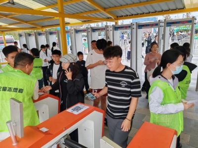 青岛城市足球争霸赛，场内外画风是这样的！