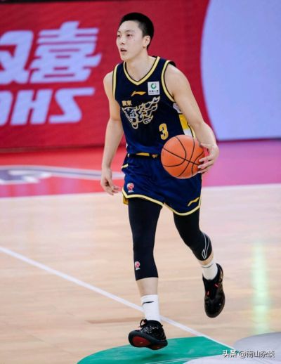 CBA最新消息，广东男篮抵达青岛体测，北京首钢男篮分两批到位！