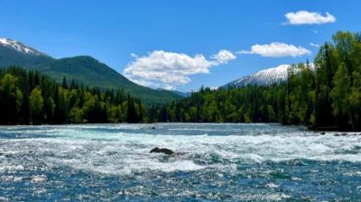 2026年公司想定制新疆冰雪团建去阿勒泰滑雪加雪地拓展晚上住木屋吃火锅，找新疆旅行社