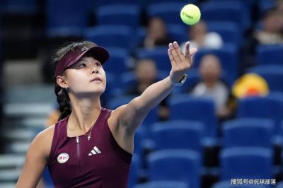 16岁中国小花获巡回赛首胜，创造中国网球历史，把对手打到崩溃退赛，郑钦文险些出局