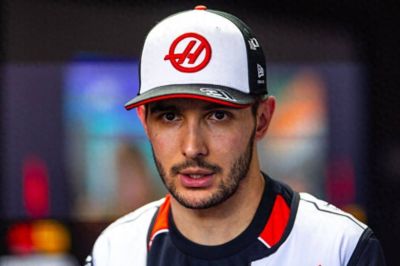F1车手情绪激动宣布被解雇，离别时暗讽老东家，暗示队内关系紧张