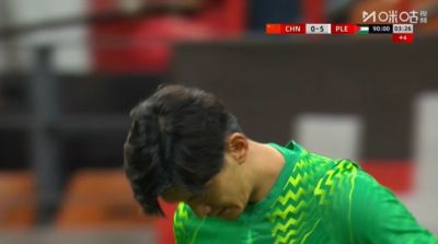 两度低级失误导致丢球...颜骏凌丢球后垂头丧气非常难堪