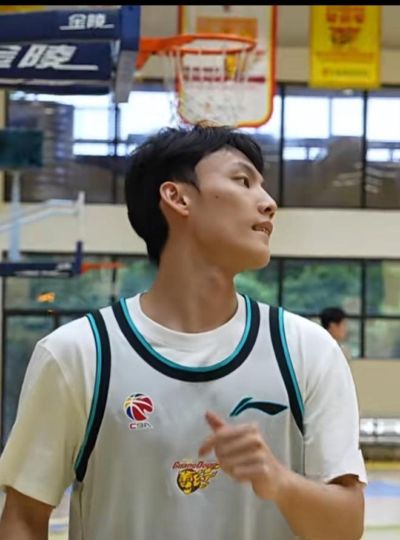 WNBA巨星被男球迷指着鼻子，她当场走过去：你永远该尊重我
