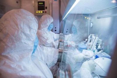 若曼城被逐出英超不意味着降入英冠，具体级别无明确规定