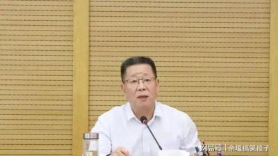 男篮赢球上演荒唐闹剧！杨瀚森遭球迷拿球飞砸，赵继伟不幸中招