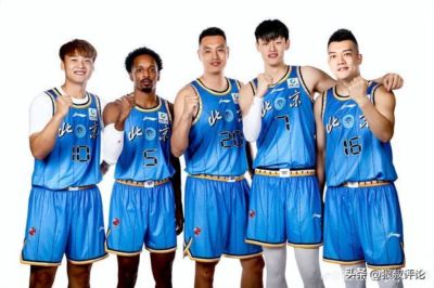 前火箭球员怀特宣布参加WNBA选秀！能倒逼联盟补齐性别参赛规则吗
