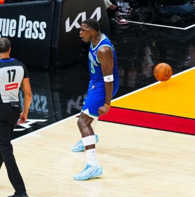 NBA时代双雄两种归宿：38岁库里一人一城，41岁詹姆斯四海逐梦